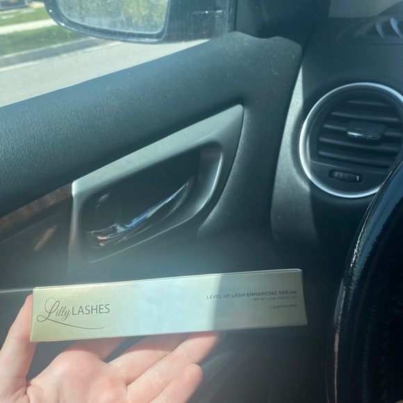 Lilly Lash Serum - Picture 3 of 3